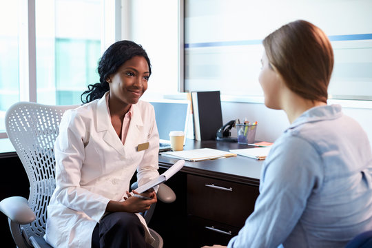 consulta ginecológica humanizada com médica conversando com paciente