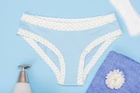  Itens para prevenção de vaginite incluindo calcinha de algodão e sabonete íntimo neutro.