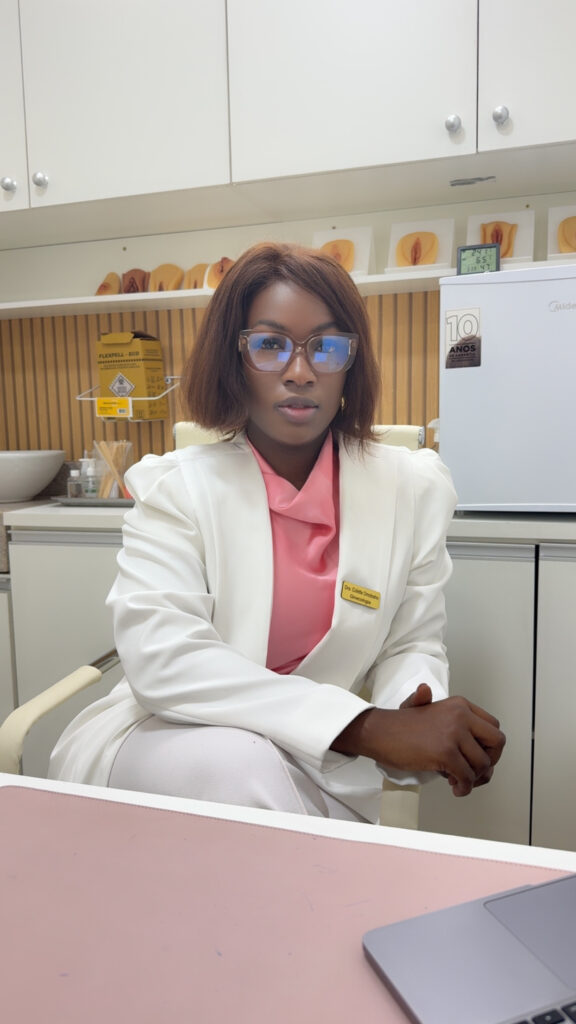 Dra. Colette Omotosho, médica referencia em ninfoplastia